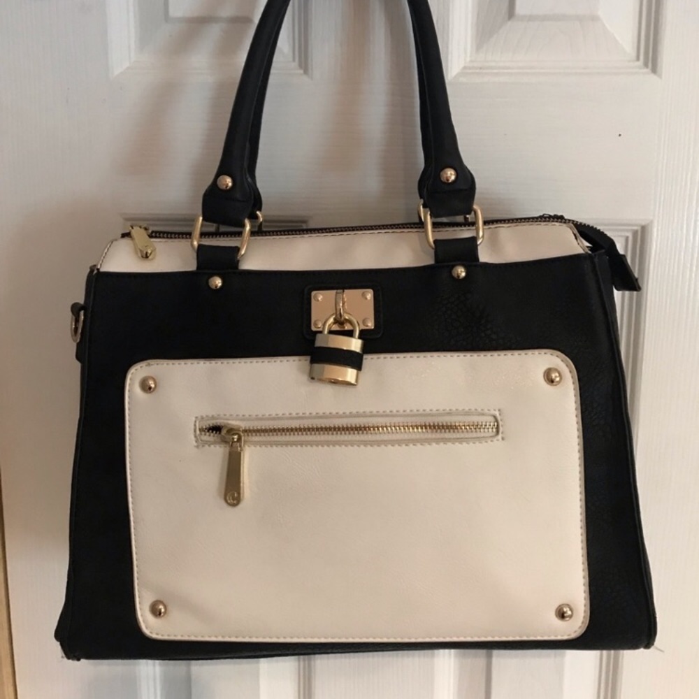 SALE 🛑! Beautiful Charming Charlie